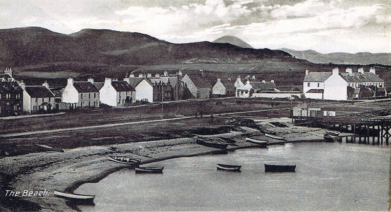 Circa 1910 - Kyleakin from Lump.
Note the wooden pier built to service the mail boat from Kyle and Portree,
also, cows on Corran, and the church looks as if it has 2 doors