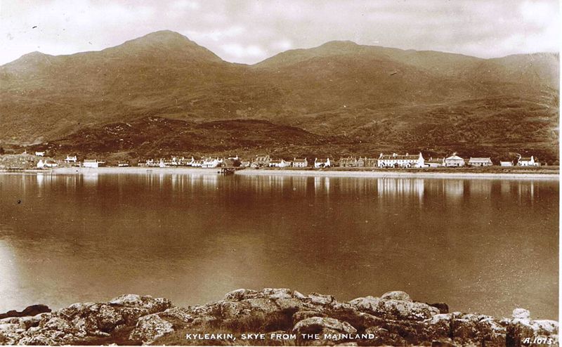 Circa 1938. View from mainland with first council houses and new village hall (wooden pier still there). Village Hall (2nd right from the Kings Arms)