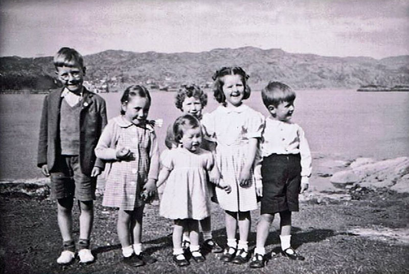 1951 - Group of children at Cliffe Cottage, Kyleakin:
Left to right: Richard and Morag Hutchison (visiting Granny Cliffe ), Ruth Soper, Irena and Ian Sikorski and Caroline Soper (the little one in the front)
