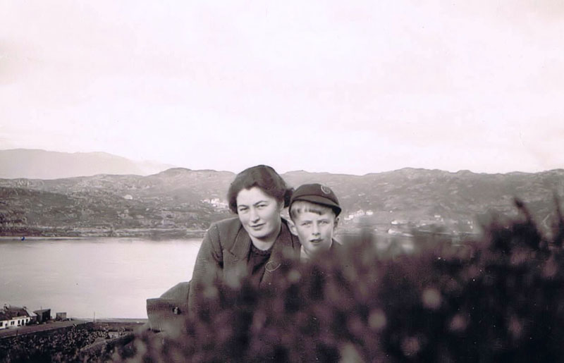 1940 - Agnes Cameron and Peter Spencer (evacuee) on Cnoc na Errich