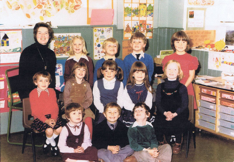 1980 - Old School, Kyleakin:
Back row left to right:  Teacher - Margaret MacLeod (Kyle), Zoe Linington, Hector MacInnes, Angus MacInnes, Alison MacInnes
Middle row:  Lorraine MacPherson, Melissa MacDougall, Nicola Clouston, Carol Ann Rose and Pat Pearson
Front row:  Ruth MacAskill, Michael MacLean and Bruce Wotherspoon